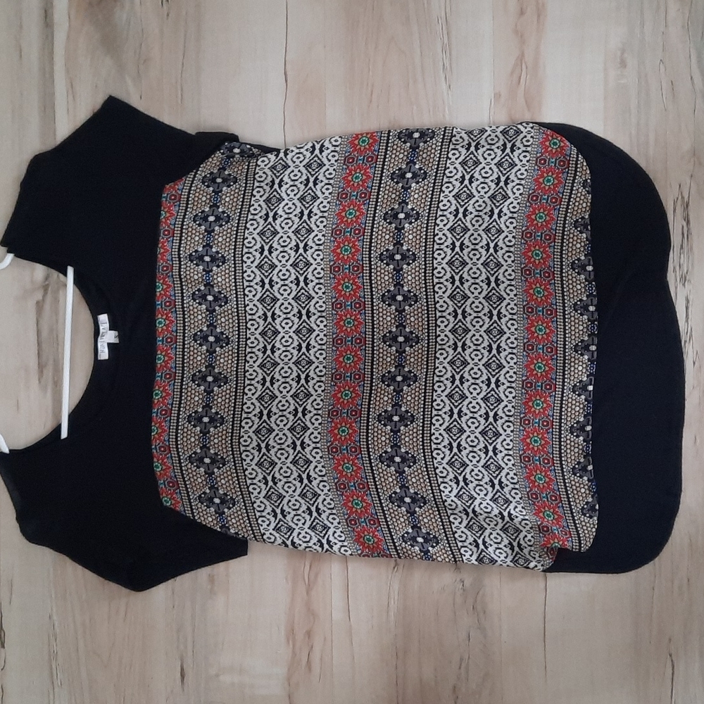 Honey & Lace Patterned Top size S with back zipper
